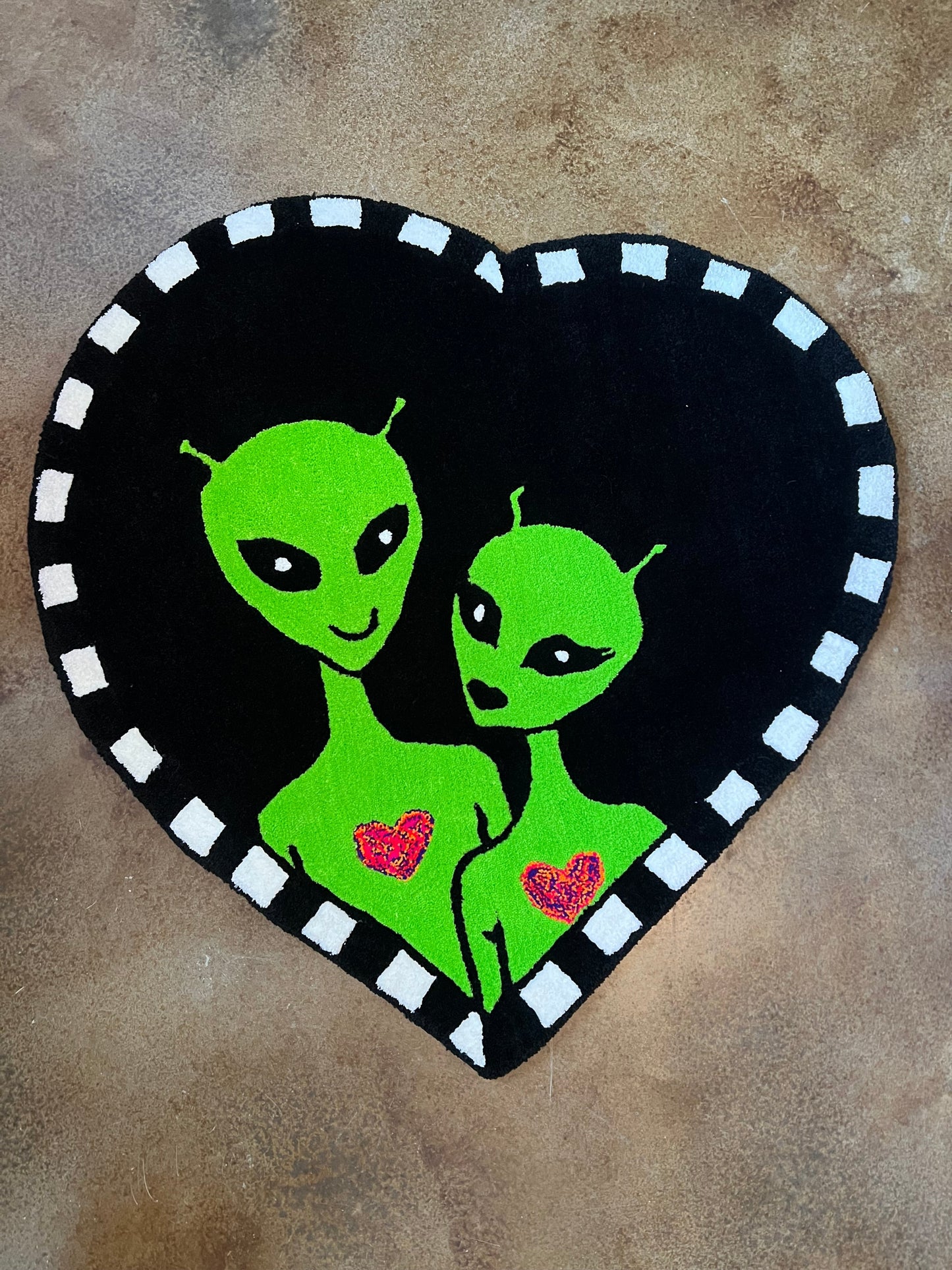 Heart-shaped artwork featuring two green aliens with hearts, titled "Custom- Alien Lovers".