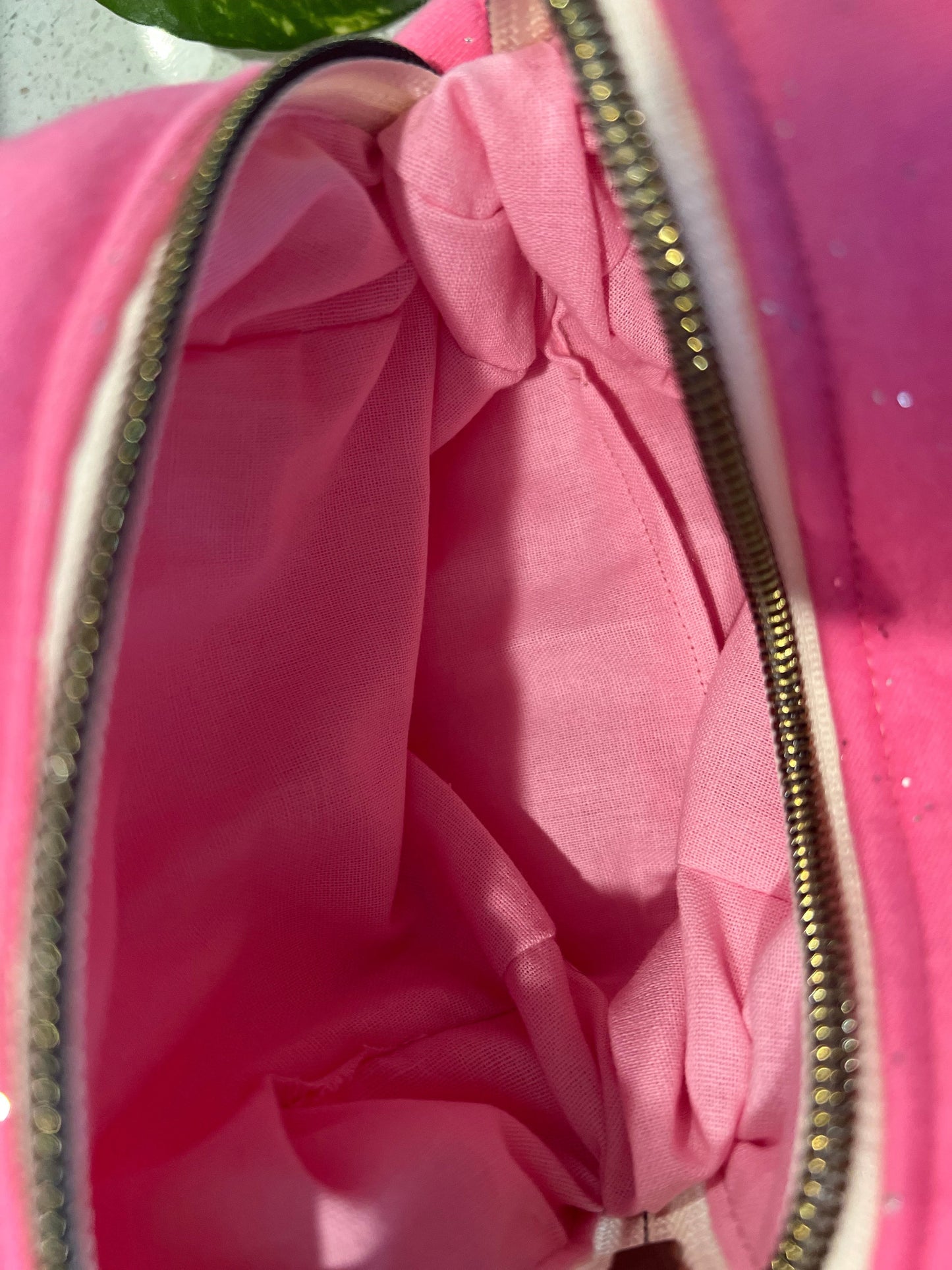 Handmade pink pouch with zipper, ideal for makeup or art supplies, size 5x5x5.