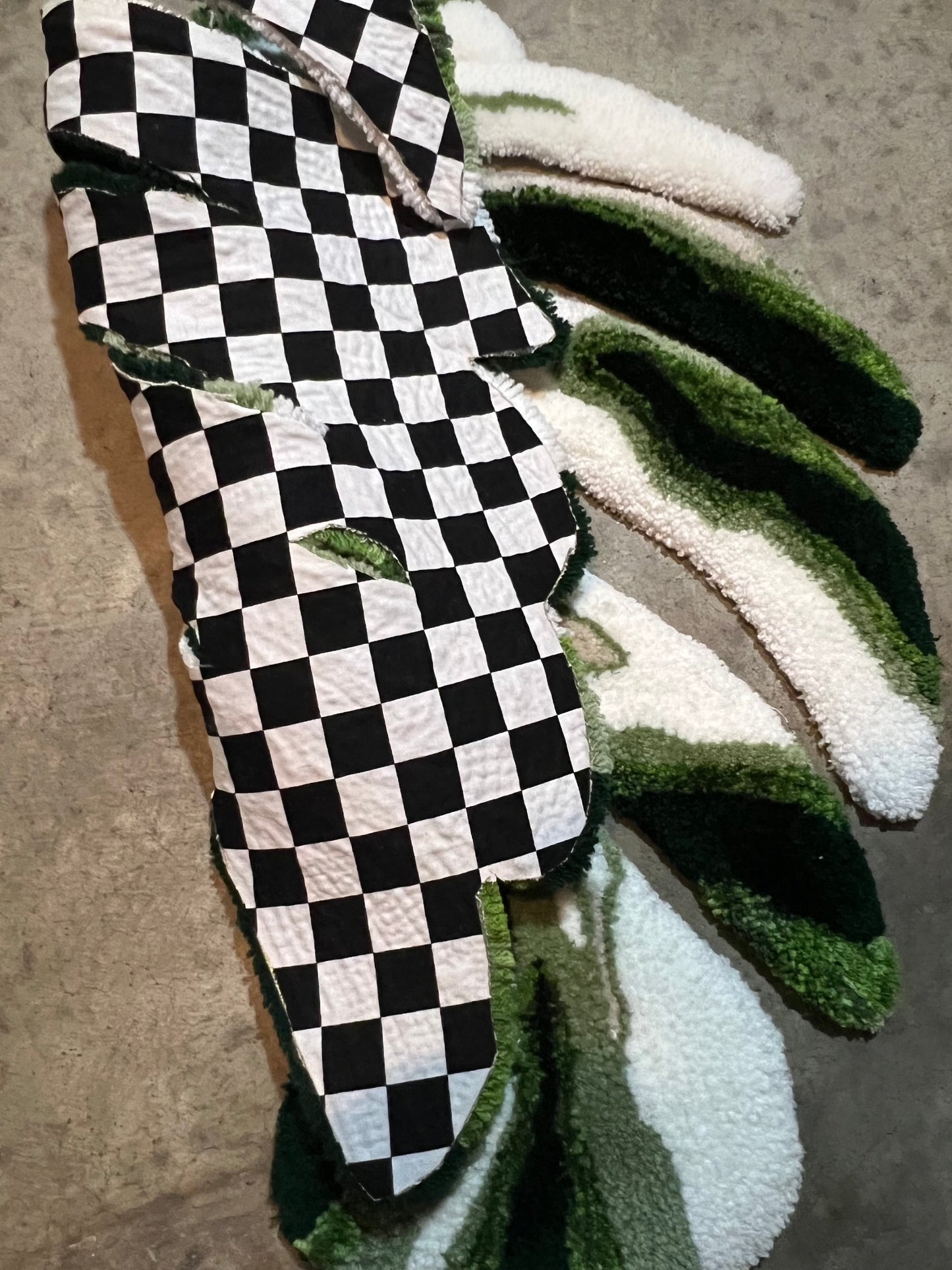 Tufted Monstera Leaf design in black and white checkered pattern, size 32x25.
