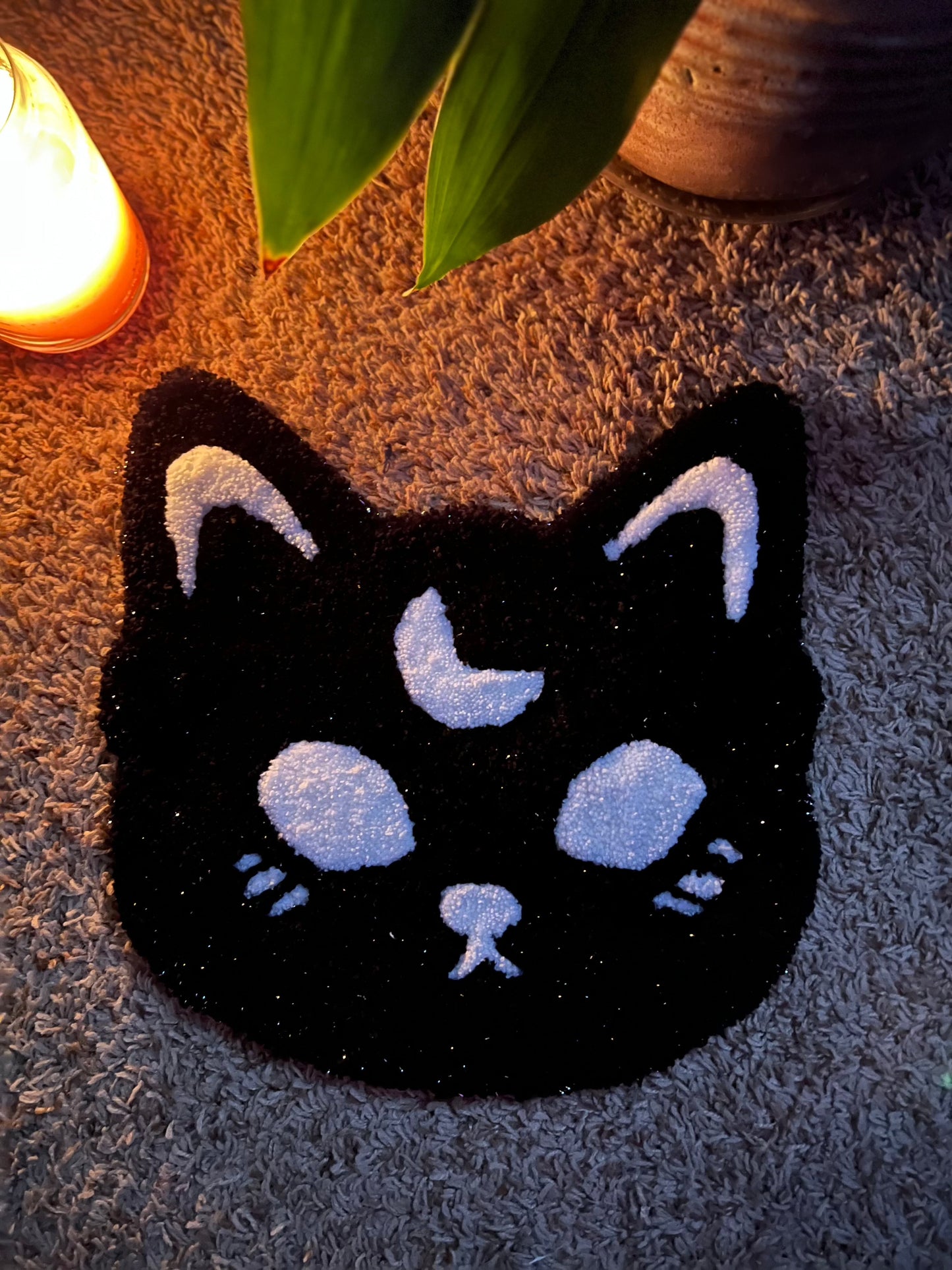 Spooky cat design mat in sparkle black and white, 13x13 inches.
