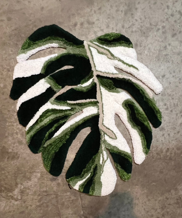 Tufted monstera leaf rug in green and white, size 32x25.